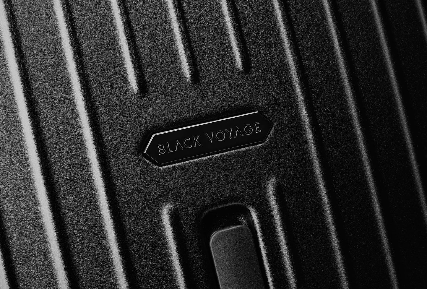 Black Voyage 28" AirTrunk Pro 120L Vacuum-Seal Suitcase