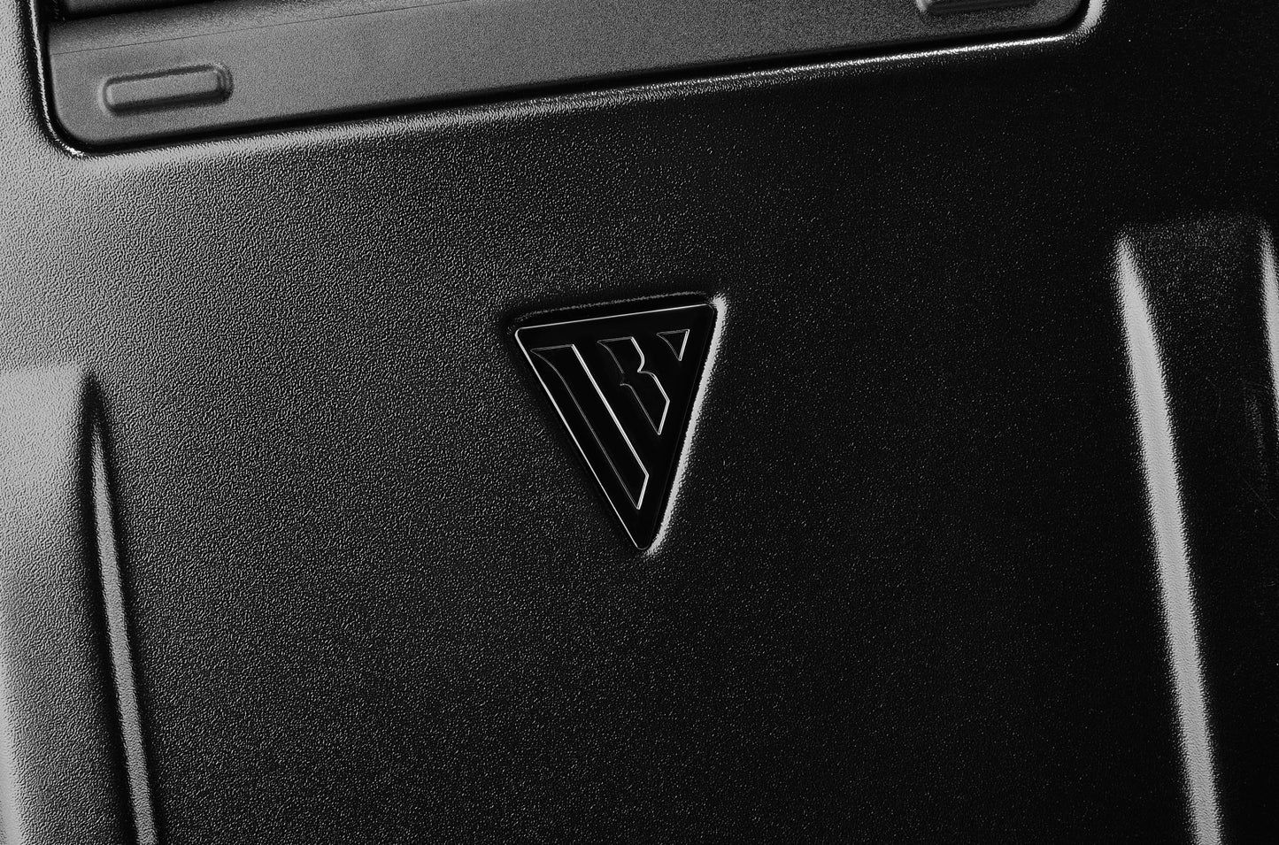 Black Voyage 28" AirTrunk Pro 120L Vacuum-Seal Suitcase