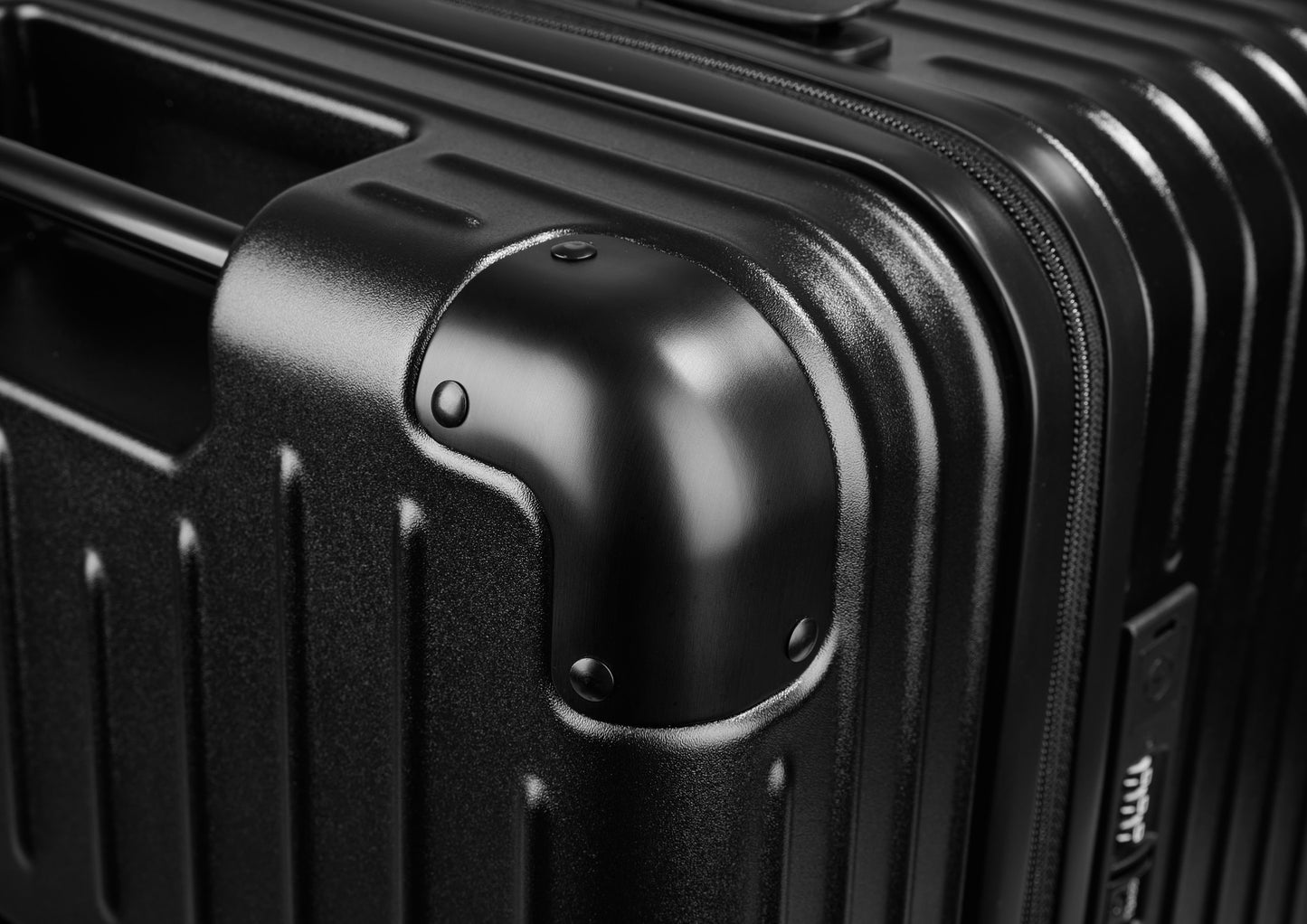 Black Voyage 28" AirTrunk Pro 120L Vacuum-Seal Suitcase