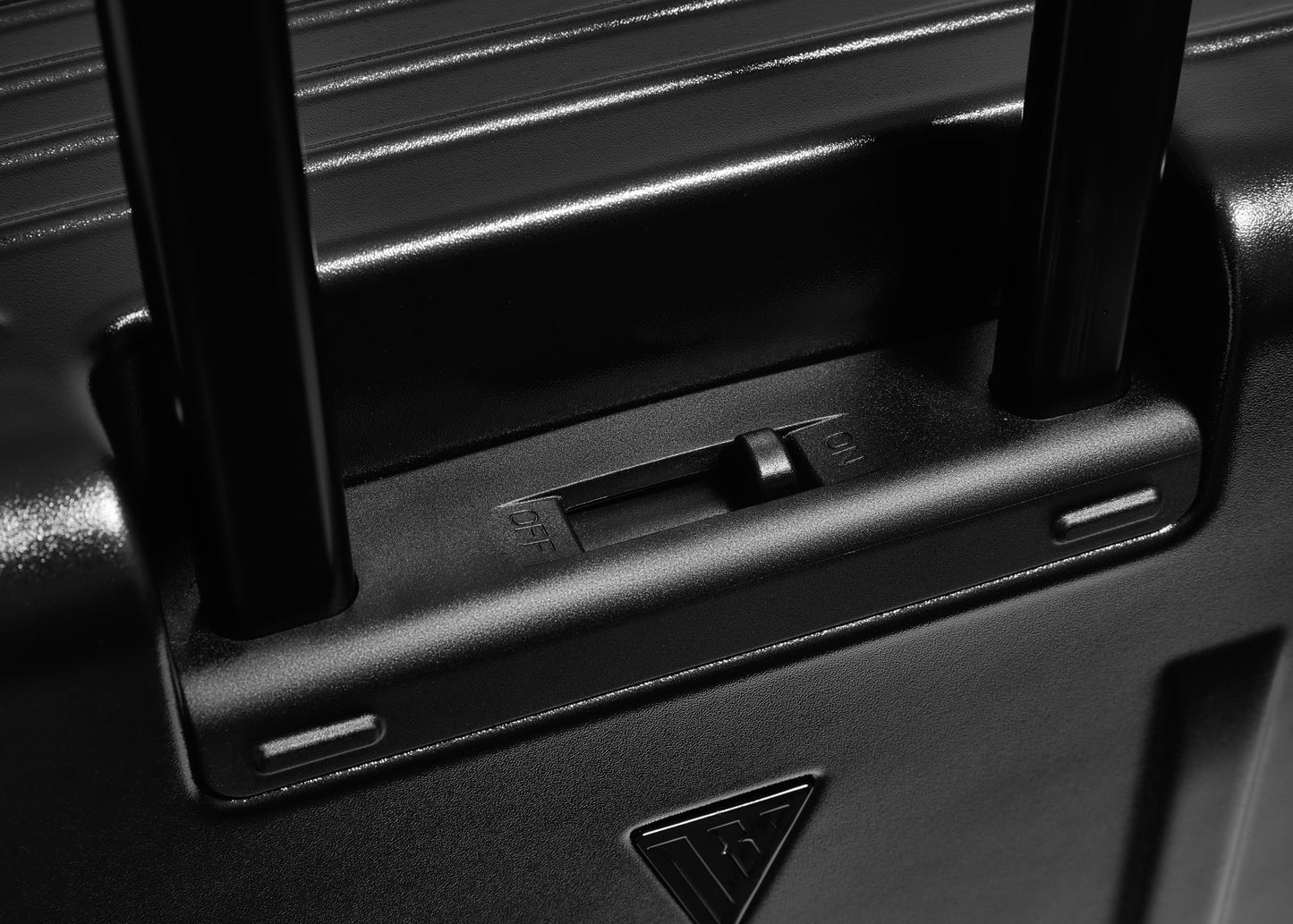 Black Voyage 28" AirTrunk Pro 120L Vacuum-Seal Suitcase
