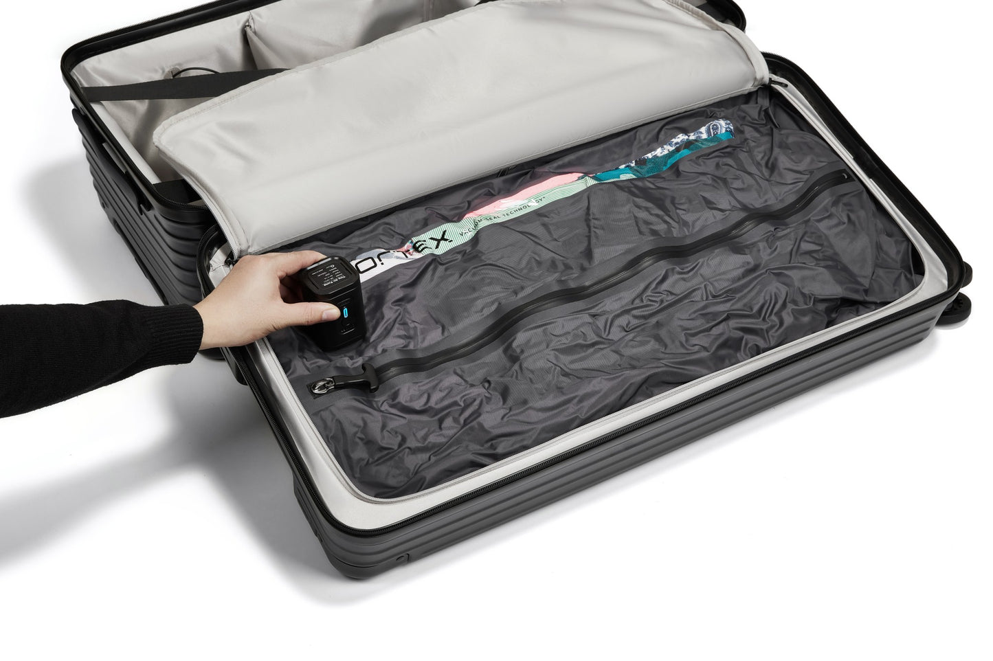 Black Voyage 28" AirTrunk Pro 120L Vacuum-Seal Suitcase